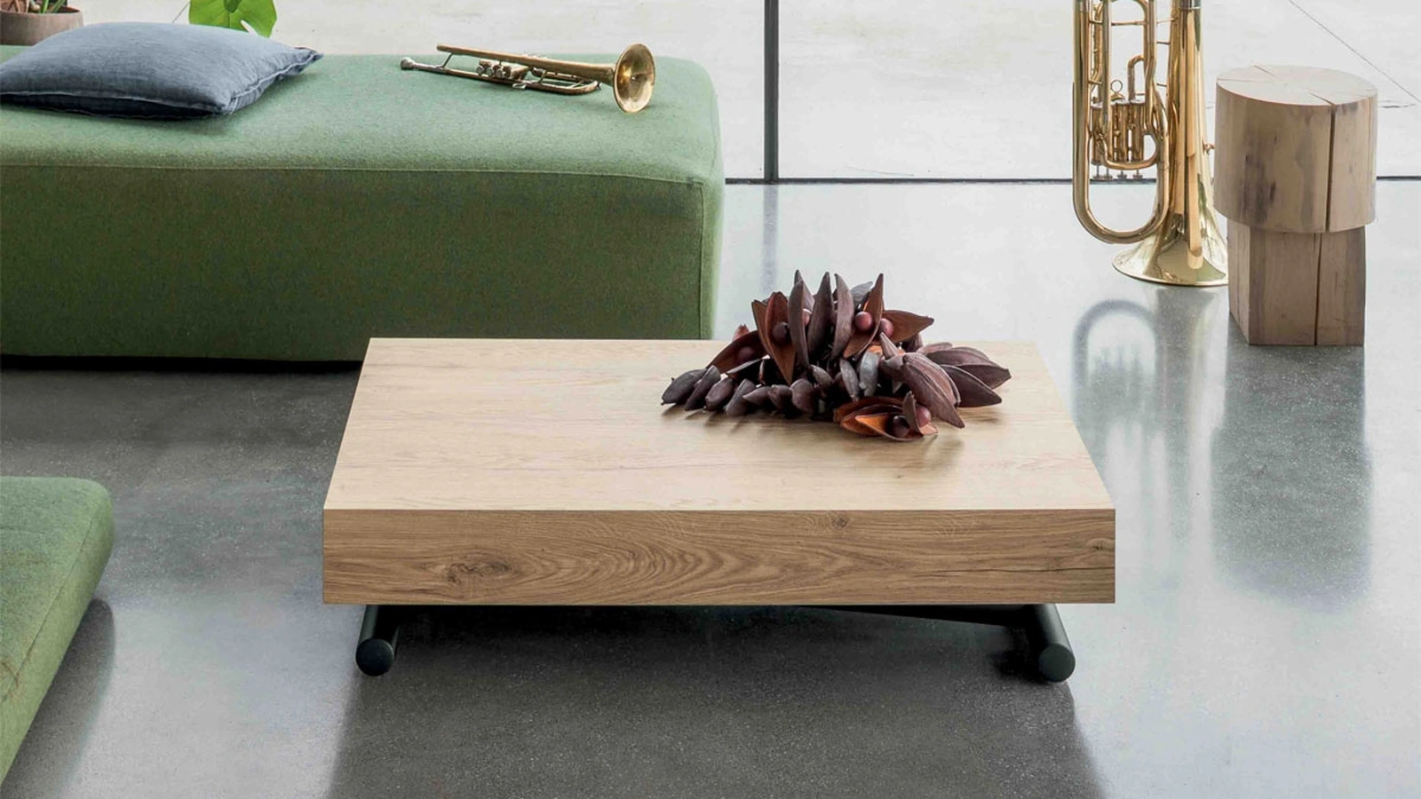 Compact transformable coffee table by Altacom