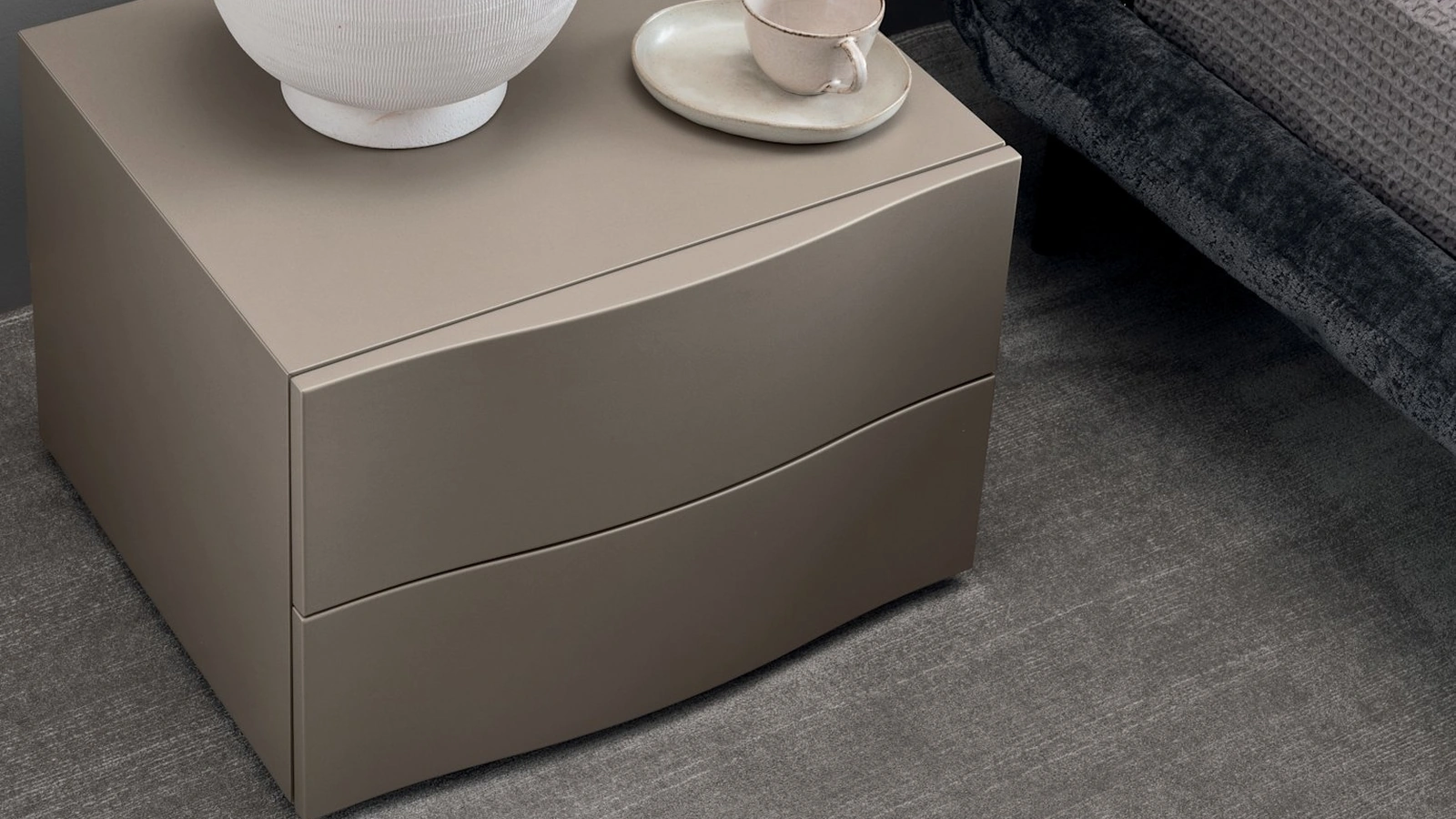 Sinuosa lacquered nightstand by Calligaris
