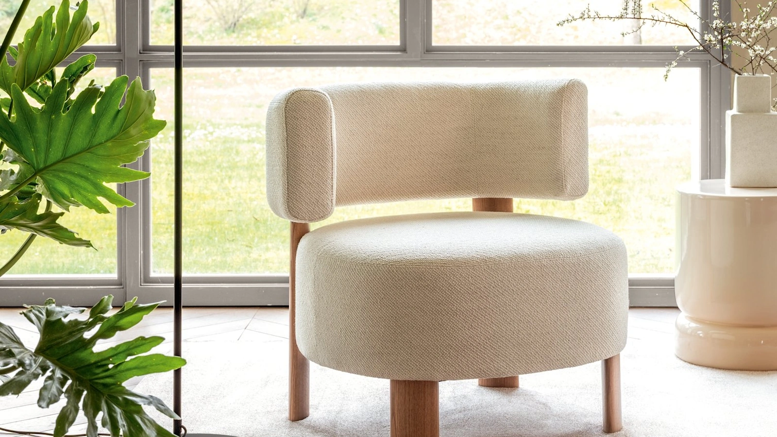 Glen upholstered armchair by Calligaris