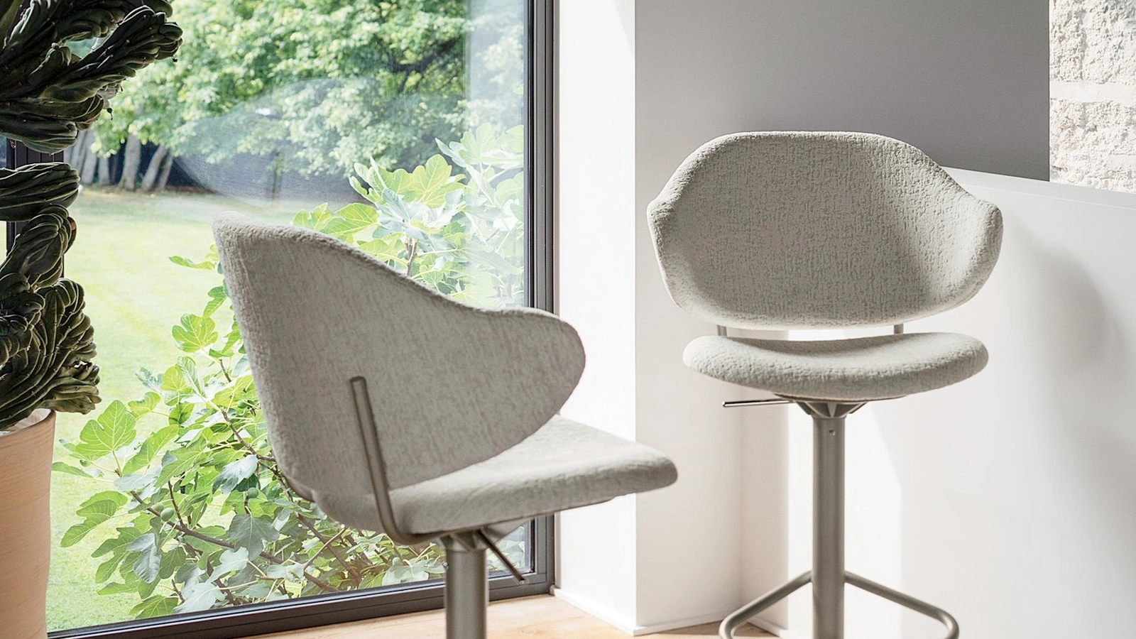 Holly adjustable stool by Calligaris