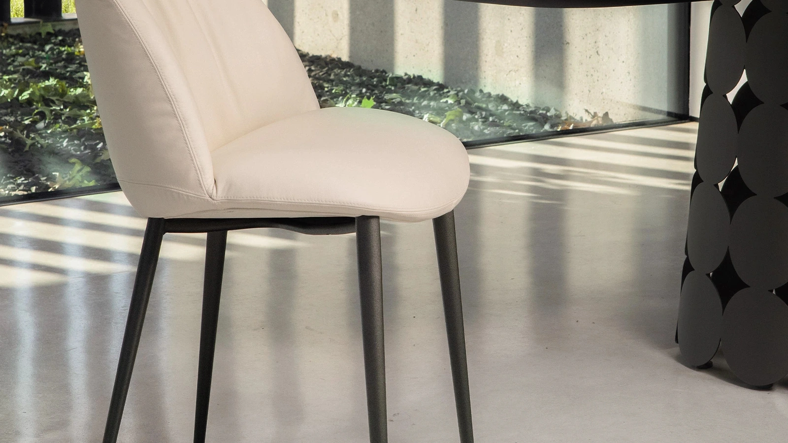 Padded leather chair Olympia by Tonin Casa