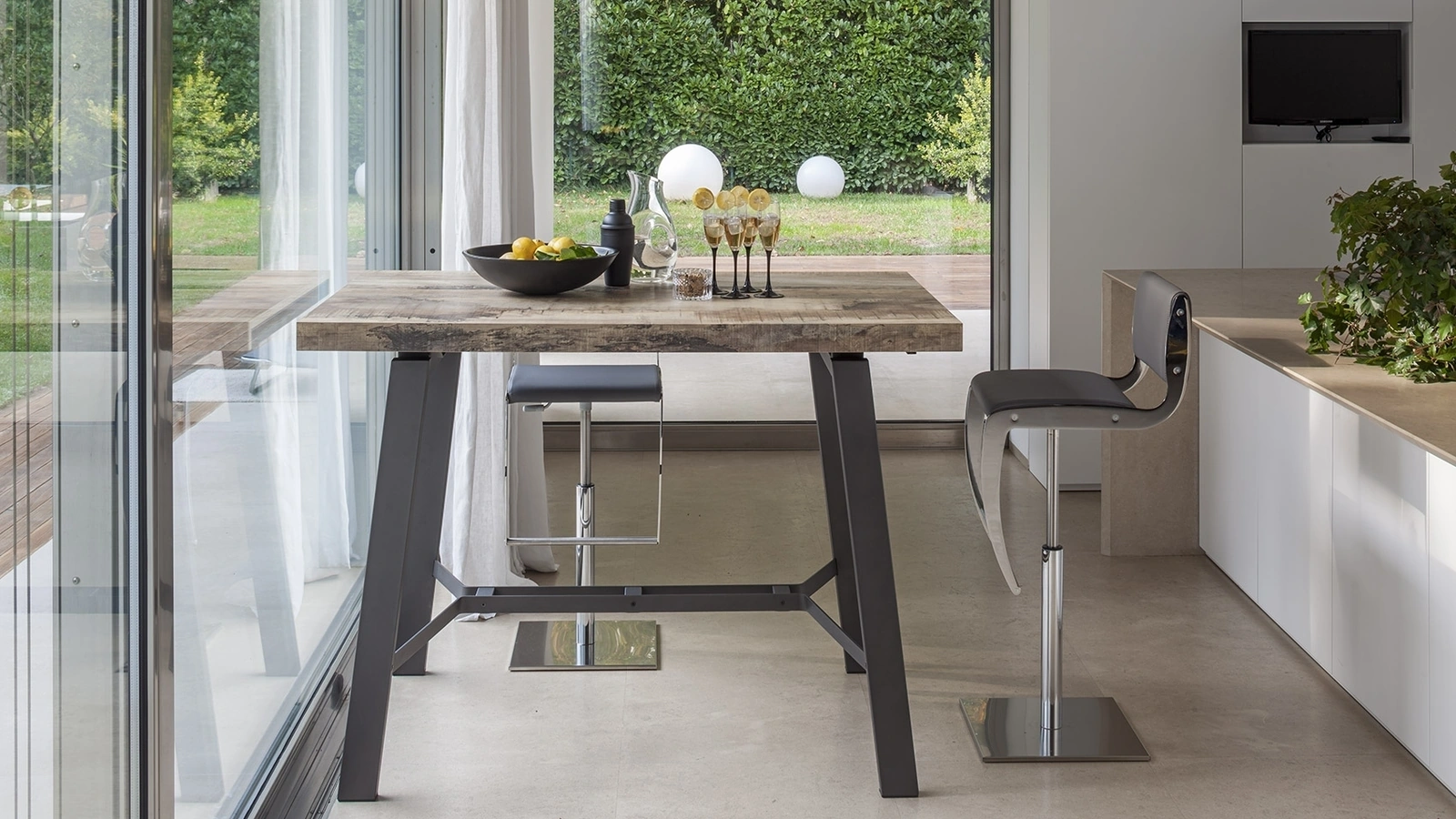 Pick Up extendable table with melamine top by Altacom