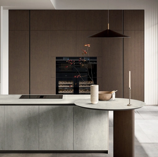 Modern Kitchen in Gres with Glass Peninsula by Arredo3