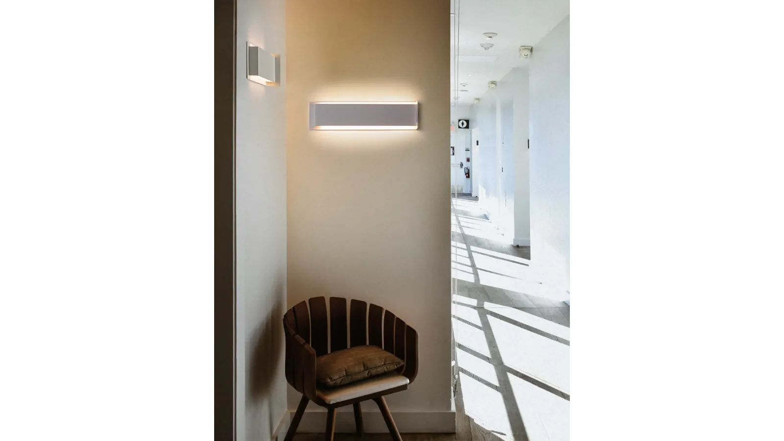 Cattaneo's Abbraccio wall lamp