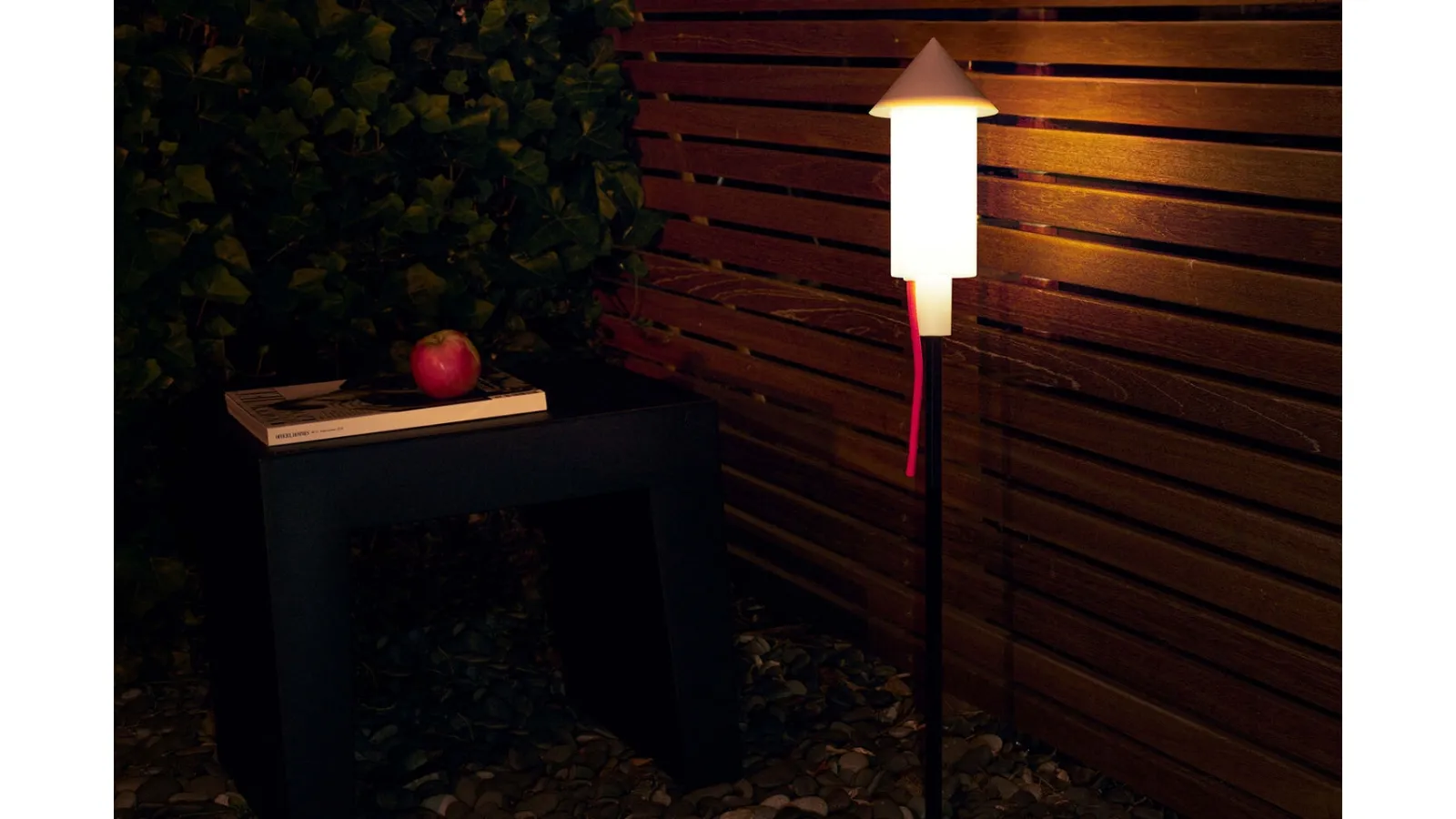 Solar-powered outdoor lamp Racket la Surprise by Fatboy