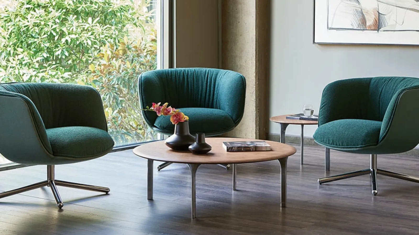 BomBom 4 Stars armchair in padded fabric with steel base by Infiniti.