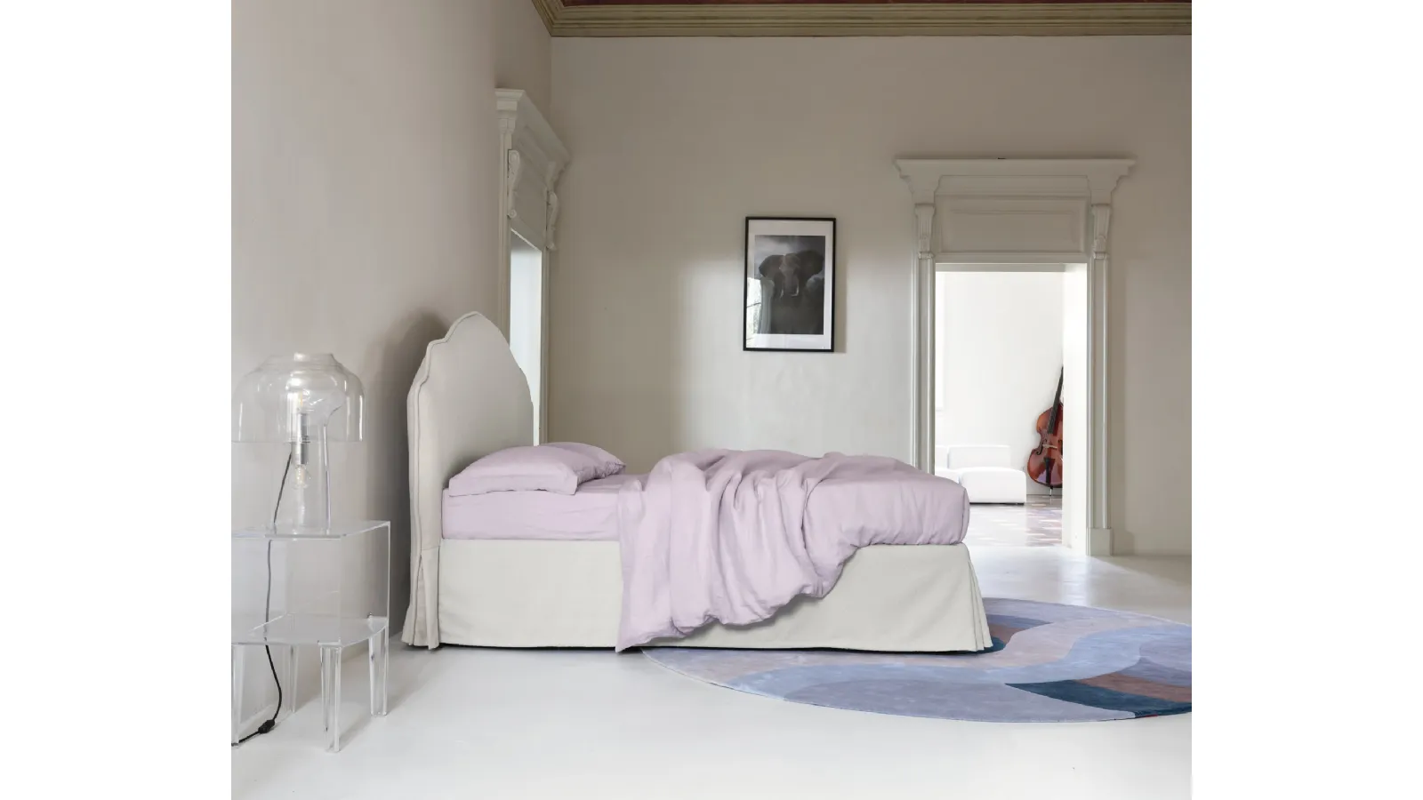 Bed with Fiordaliso headboard by Noctis