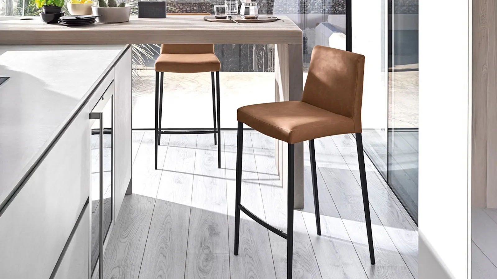 Aida stool in leather by Calligaris.