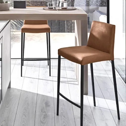 Aida stool in leather by Calligaris.
