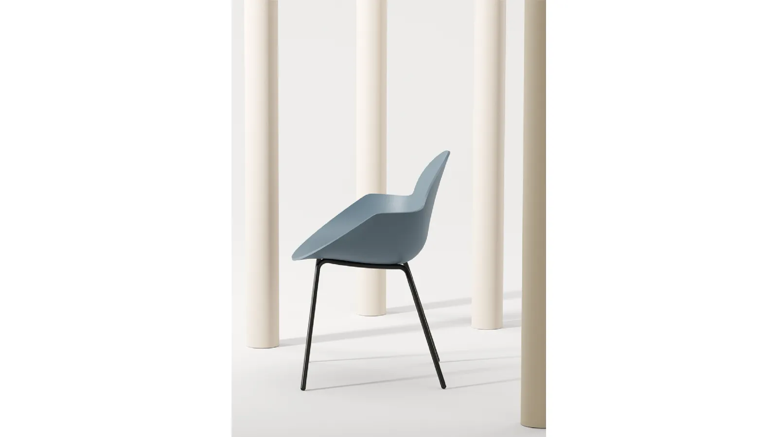 Cookie 4 Legs chair with polypropylene seat and steel legs by Infiniti.