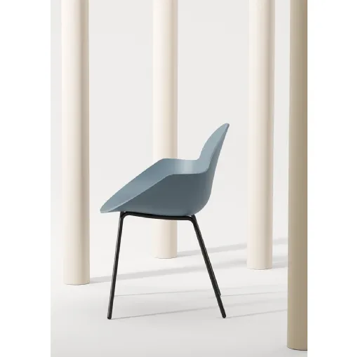 Cookie 4 Legs chair with polypropylene seat and steel legs by Infiniti.