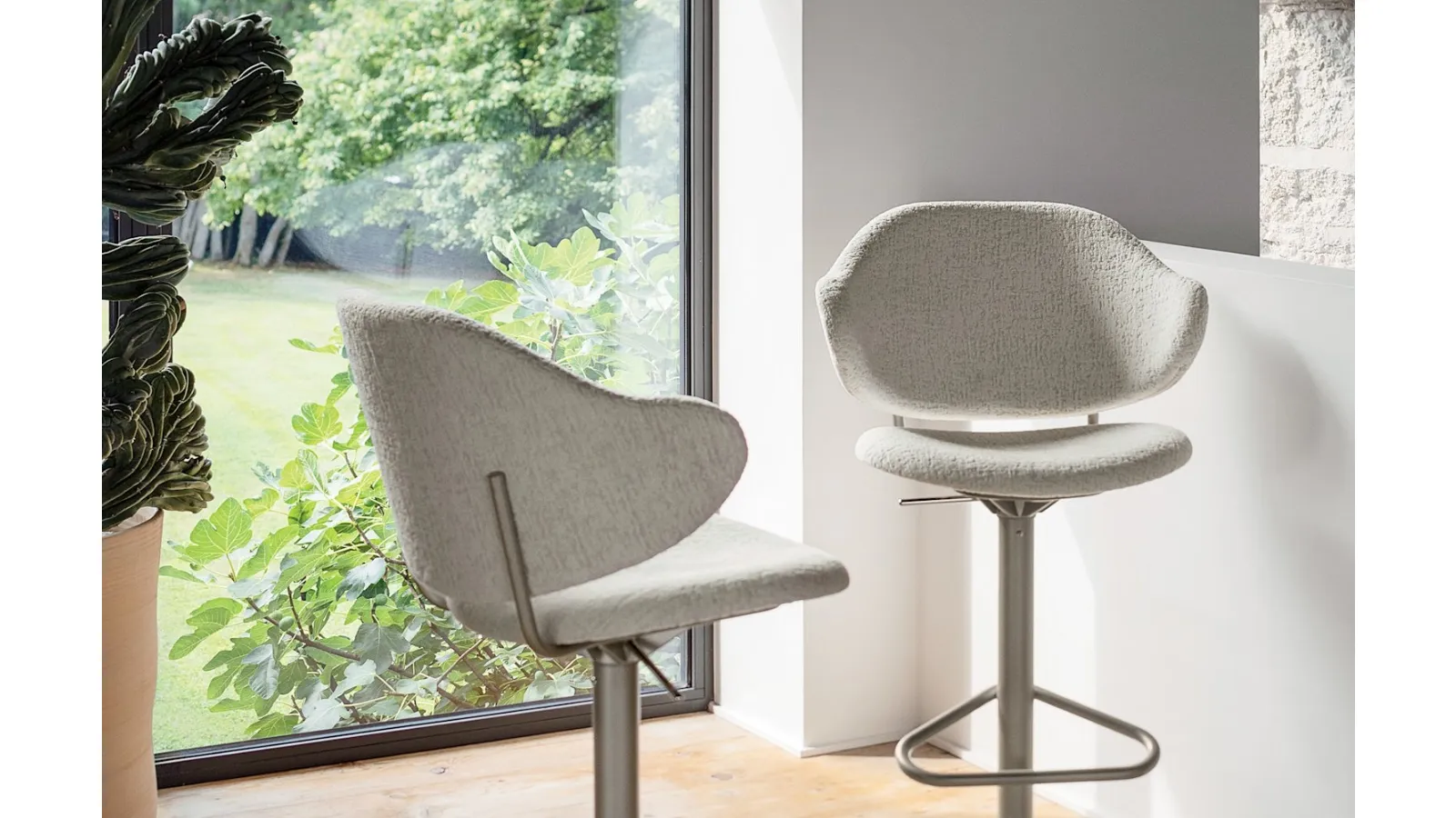 Holly adjustable stool by Calligaris