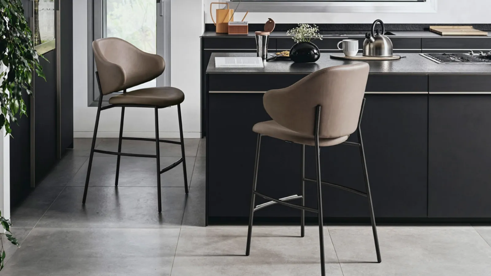 Leather stool Holly by Calligaris.