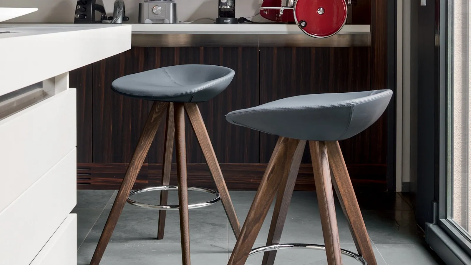 Calligaris Palm stool in leather.