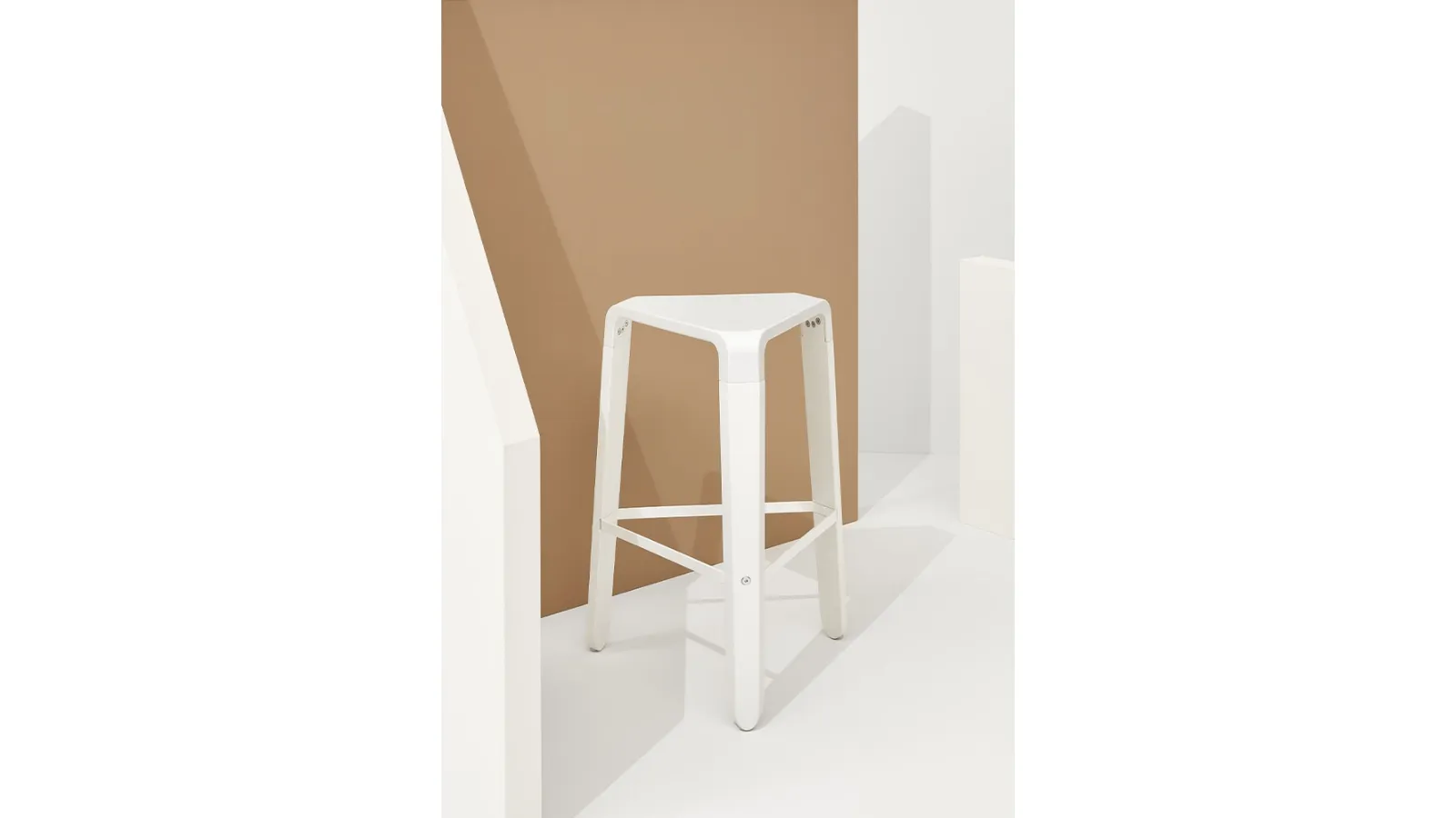Picapau Stool in White polypropylene with White lacquered solid Beech wood frame by Infiniti