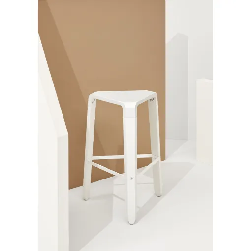 Picapau Stool in White polypropylene with White lacquered solid Beech wood frame by Infiniti
