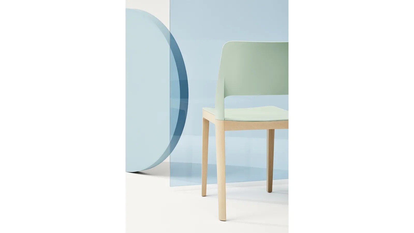 Chair Settesusette in polypropylene with solid Natural Beech legs by Infiniti