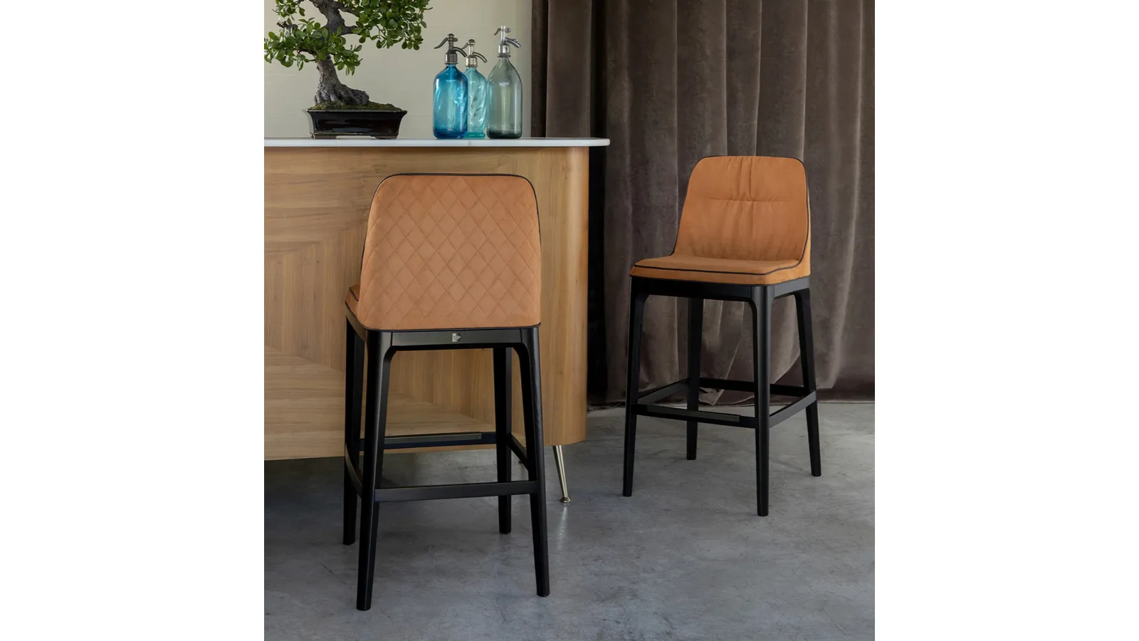 Mivida Elite stool with diamond quilting on the backrest by Tonin Casa.