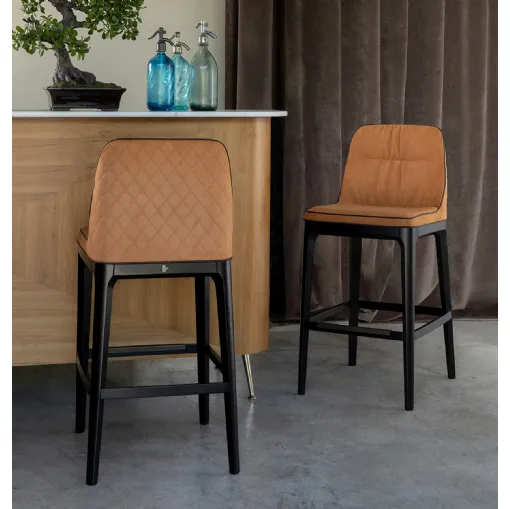 Mivida Elite stool with diamond quilting on the backrest by Tonin Casa.