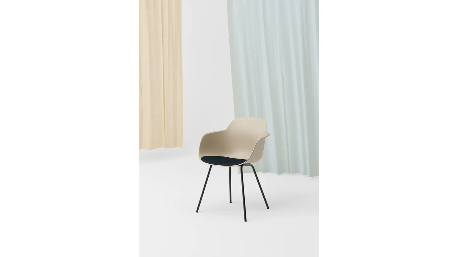Sicla 4 legs chair with polypropylene shell and steel base by Infiniti.