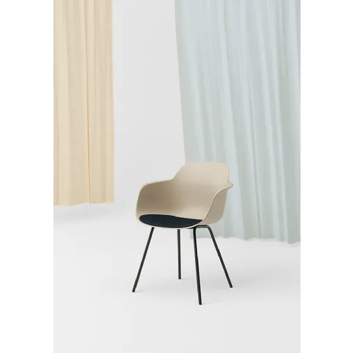Sicla 4 legs chair with polypropylene shell and steel base by Infiniti.