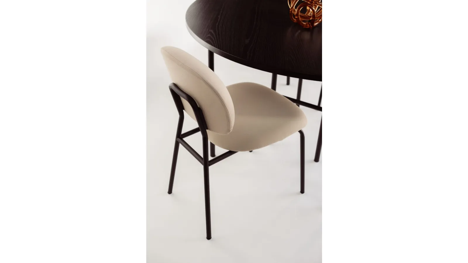 Round Fat chair in upholstered fabric with steel structure with or without armrests by Infiniti.