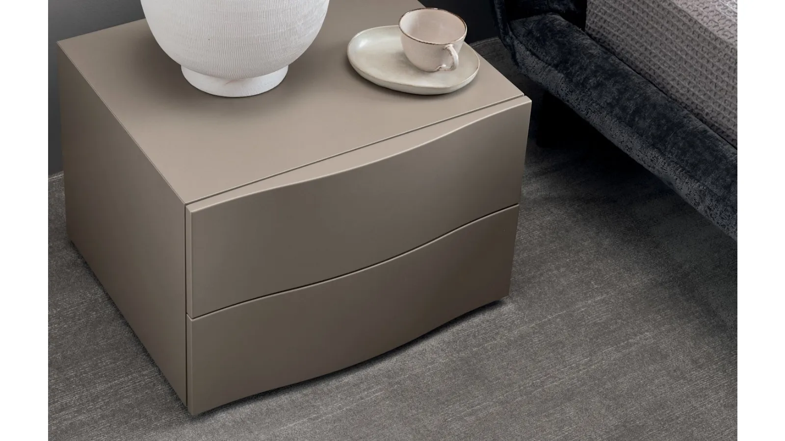 Sinuosa lacquered nightstand by Calligaris