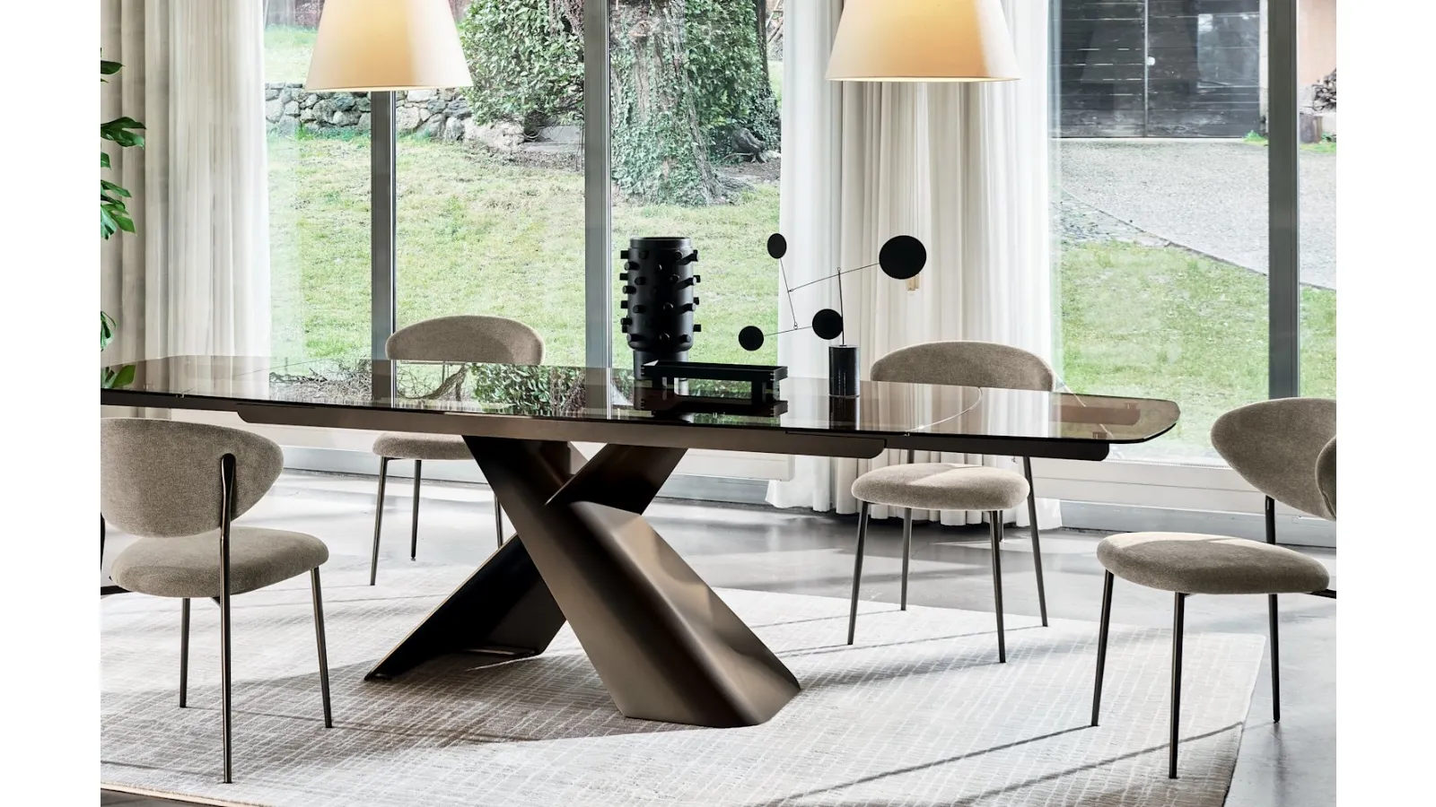 Axiom extendable glass table by Calligaris