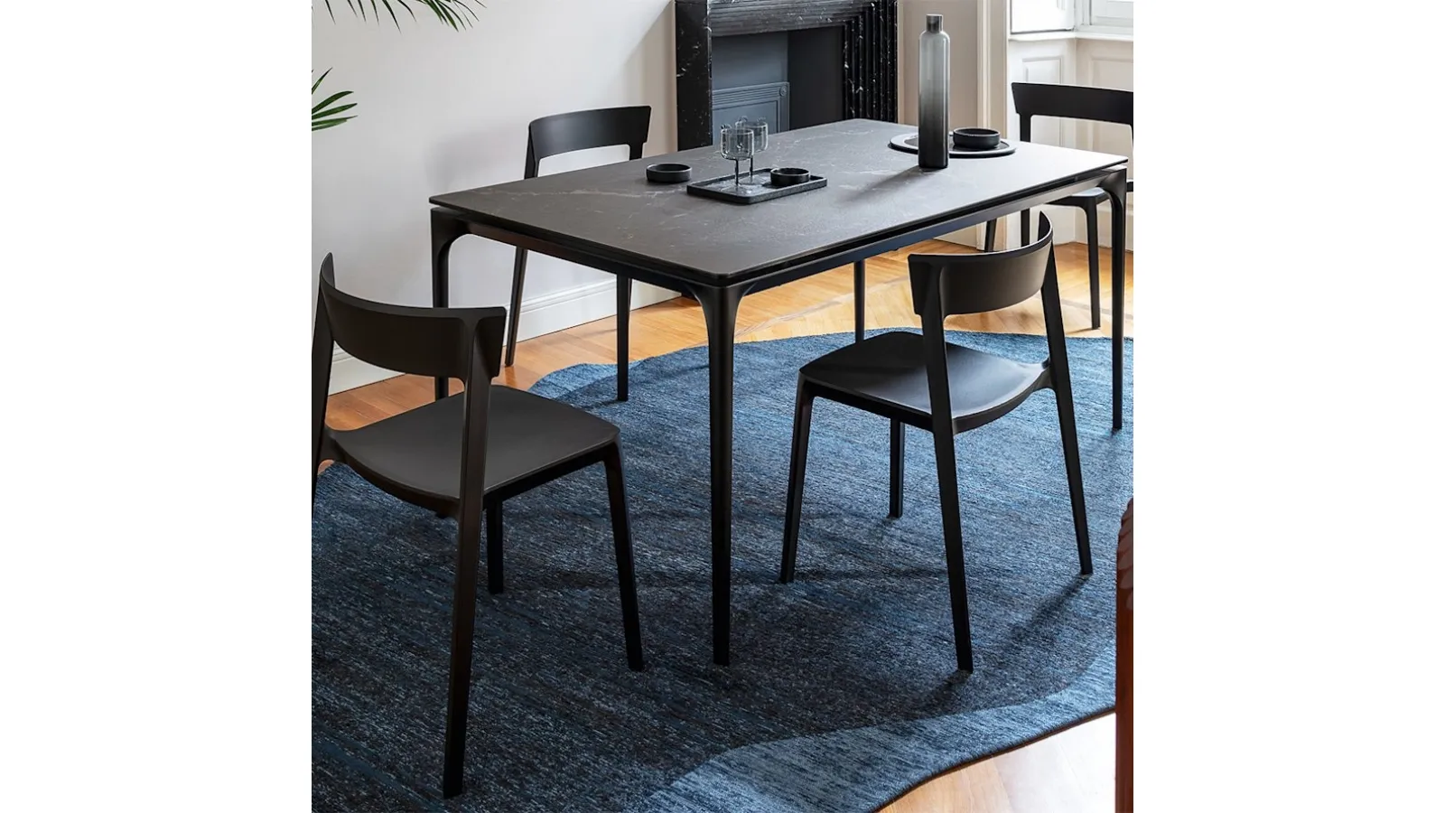 Extendable Silhouette table by Calligaris
