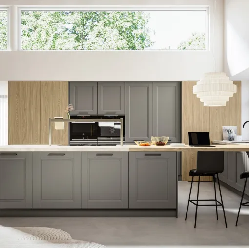 Classic kitchen with Gioiosa 01 peninsula in lacquered and laminated finish by Arredo3.