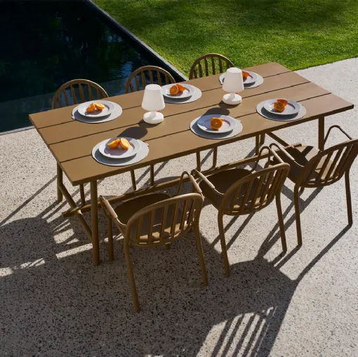 **Translation:**  
**Fred's Table and Chairs