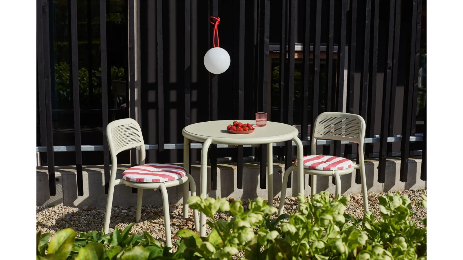 Tonì Bistreau coffee table and chairs by Fatboy