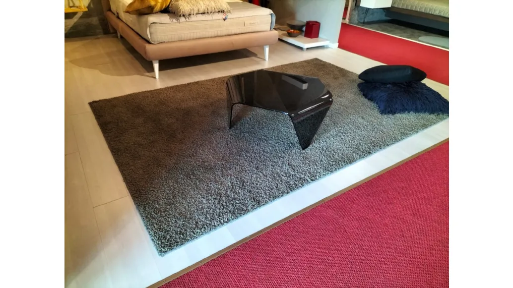 MOVE dark carpet