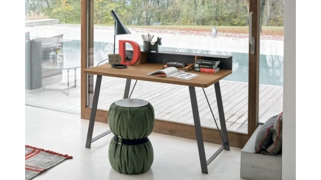 Atlas writing desk with a top in light knotted material and anthracite metal structure by Tomasella