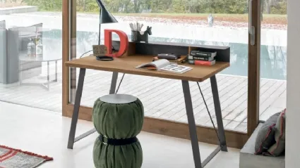 Atlas writing desk with a top in light knotted material and anthracite metal structure by Tomasella