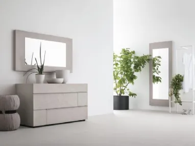 Replay mirror with a light textured concrete frame by Tomasella.