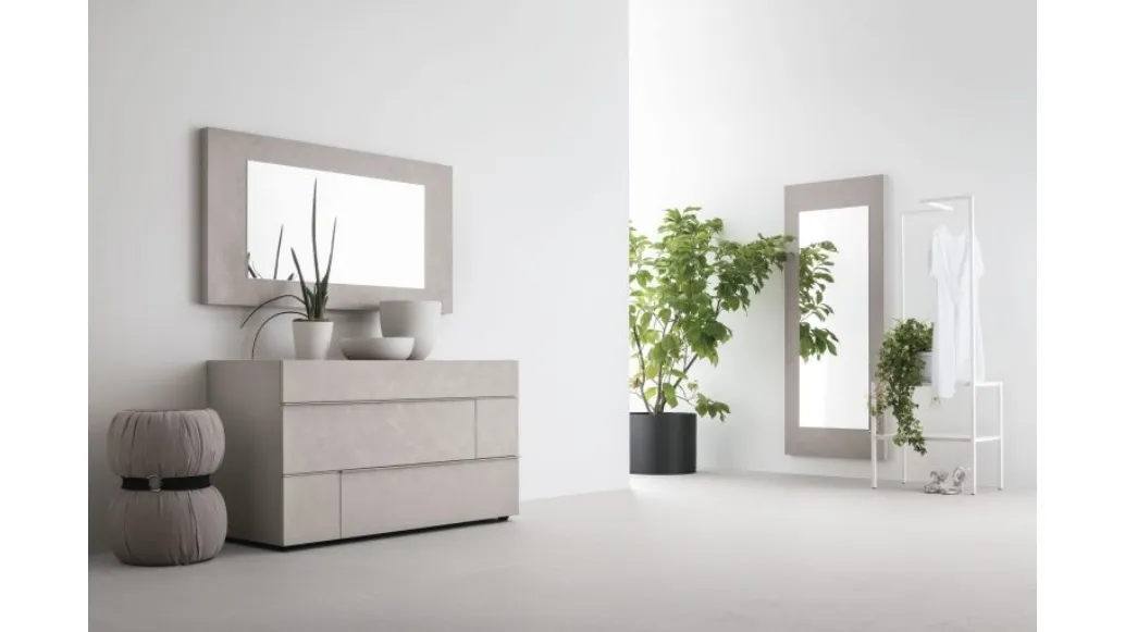 Replay mirror with a light textured concrete frame by Tomasella.