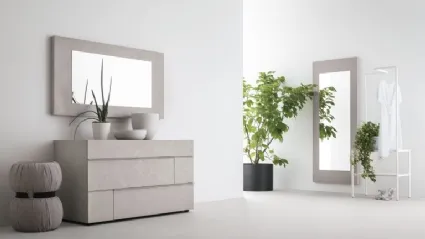 Replay mirror with a light textured concrete frame by Tomasella.