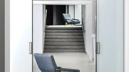 Sliding Aria interior door in white glass and aluminum by Effebiquattro