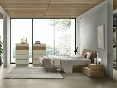 The bed is made of textured amber walnut with a headboard Narciso by Tomasella.