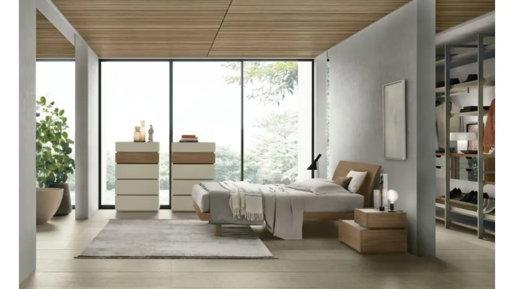 The bed is made of textured amber walnut with a headboard Narciso by Tomasella.