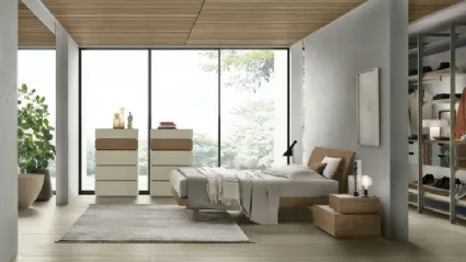 The bed is made of textured amber walnut with a headboard Narciso by Tomasella.