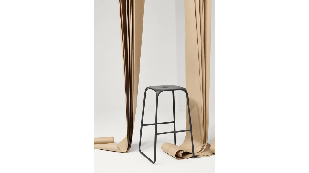 Bobo stool in polypropylene and steel by Infiniti.