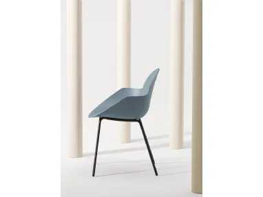 Cookie 4 Legs chair with polypropylene shell and steel legs by Infiniti.