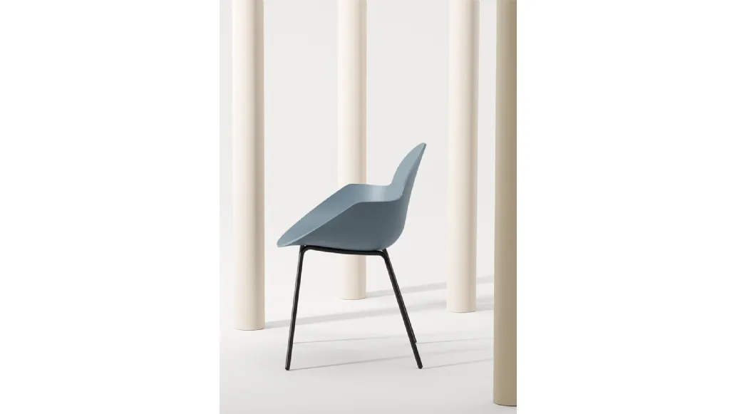 Cookie 4 Legs chair with polypropylene shell and steel legs by Infiniti.