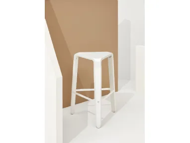 Picapau stool in white polypropylene with solid beech wood frame lacquered in white by Infiniti