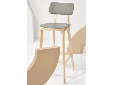 Porta Venezia polypropylene stool with solid Natural Beech structure by Infiniti.