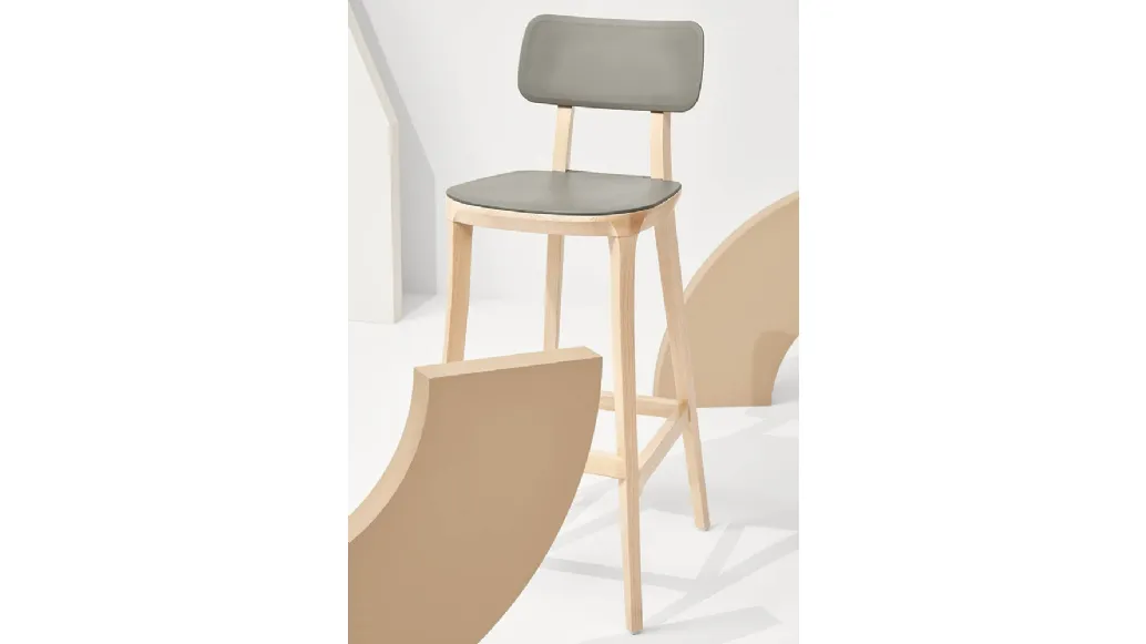 Porta Venezia polypropylene stool with solid Natural Beech structure by Infiniti.