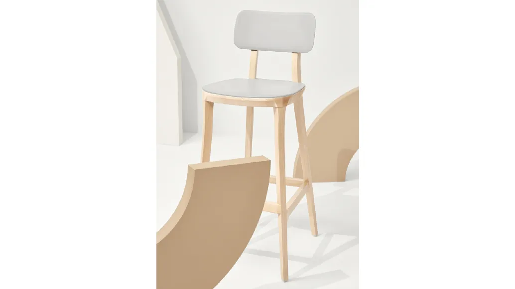 Porta Venezia stool in polypropylene with natural solid beech structure by Infiniti.