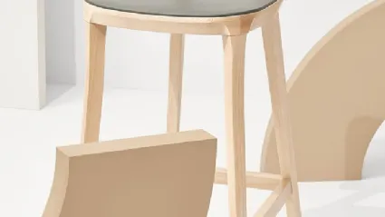 Porta Venezia polypropylene stool with solid Natural Beech structure by Infiniti.
